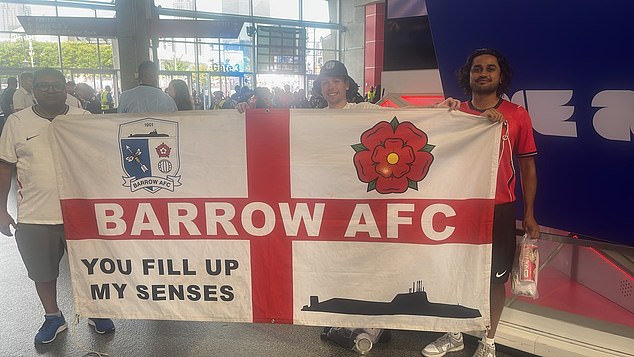 Los fanáticos de Inglaterra enojan la “hipocresía” de la FIFA después de que un trabajador de un astillero prohibiera la bandera submarina en los estadios de la Copa del Mundo: los jugadores argentinos bailan con la pancarta “Las Malvinas son nuestras”