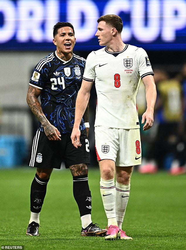 El goleador argentino debería haber sido expulsado por un codazo brutal, y los fanáticos de los Tres Leones afirmaron que estaban devastados después de otra escapada afortunada para Argentina en medio de acusaciones de “manipulación”.