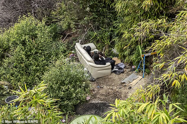 Los RESIDENTES se han movido para despojar un hermoso lugar junto al mar de un amplio campamento de “barrio de chabolas” después de que el ayuntamiento y la policía “no hicieron nada”.