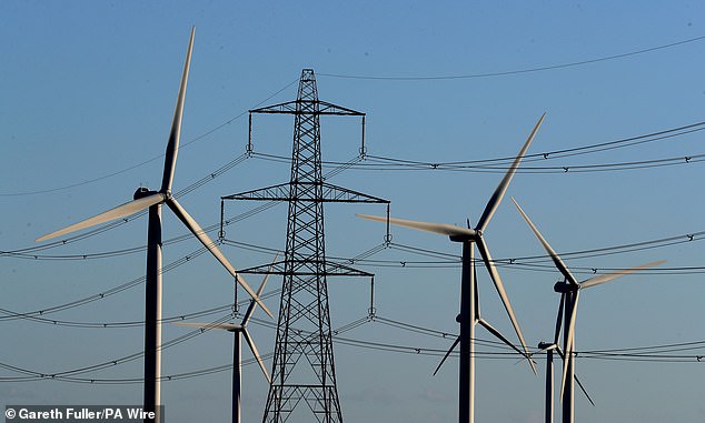 ¿Podría la energía eólica ser en parte culpable de los casi apagones? Depender de la energía neta cero podría poner en riesgo la seguridad energética del Reino Unido, dicen los expertos