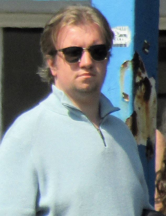 Un delincuente sexual que engañó a futbolistas de la Premier League enviándoles fotos desnudos se salvó de la cárcel