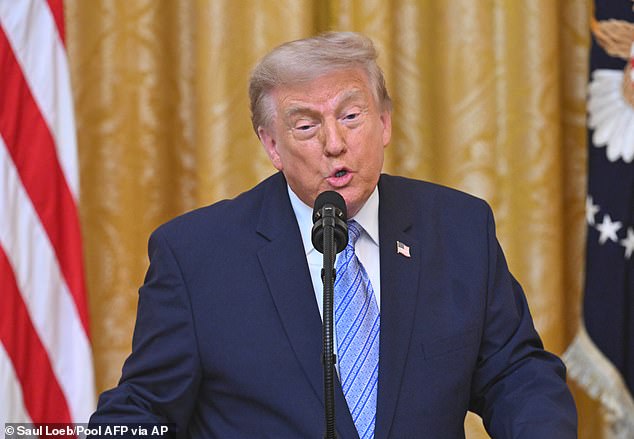 Trump afirma que China señala con el dedo que el ‘Estado profundo’ pirateó 220 millones de archivos de votantes en un controvertido discurso sobre integridad electoral en horario estelar