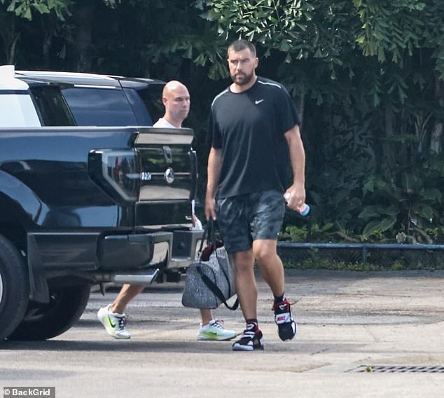 No hay señales de Taylor mientras el recién casado Travis Kelce deja atrás su felicidad posterior a la boda para una sesión de entrenamiento en Florida con sus amigos.