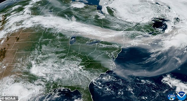 Imágenes apasionantes revelan incendios forestales que arrasan ciudades de EE. UU. mientras un gráfico fascinante muestra la trayectoria del aire tóxico