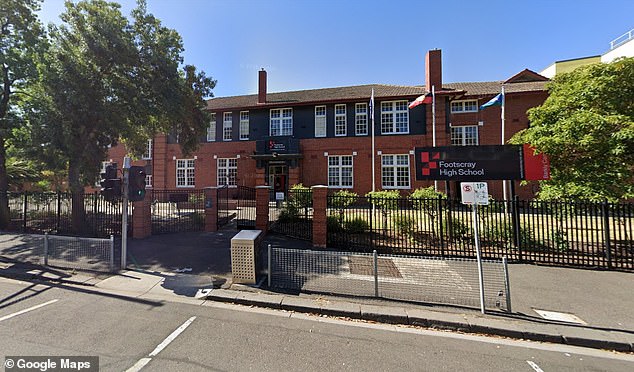 Escuela secundaria cerrada mientras la policía negocia con un hombre en una propiedad abandonada cerca del campus