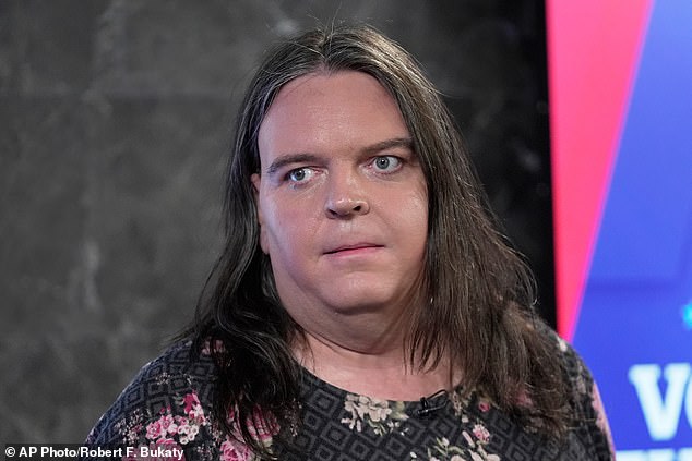 Demócrata transgénero que quiere ser senadora de Estados Unidos es sorprendida usando una imagen demasiado halagadora en su autobiografía
