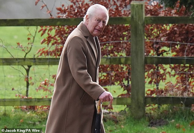 El rey Carlos recibe gusanos en los jardines de la finca Royal Sandringham en Norfolk, que ahora Andrew llama hogar.