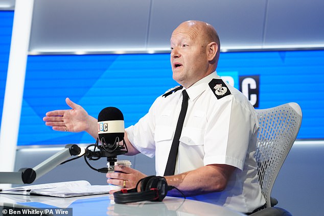 Un jefe de policía de West Midlands caído en desgracia recibió una ‘despedida dorada’ de £ 58.000 cuando se jubiló con una pensión completa después de engañar a los parlamentarios y al público sobre la prohibición de los fanáticos del Maccabi Tel Aviv.