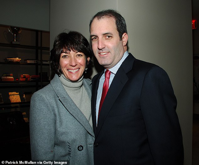 REVELADO: El principal asesor de Bill Clinton, Jeffrey Epstein, obligado a responder durante una audiencia sobre sus correos electrónicos ‘coquetos’ con Ghislaine Maxwell