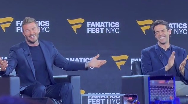 David Beckham fue abucheado en el escenario de Nueva York tras no poder elegir al ganador del partido entre Argentina y España antes de la final del Mundial.