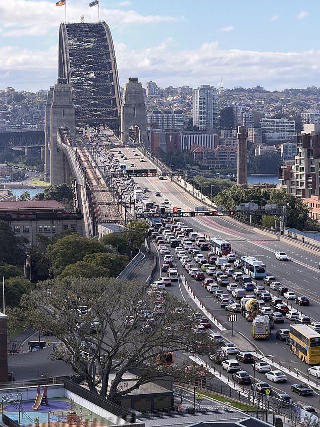 Un conductor se encuentra en estado crítico tras un terrible accidente en el puente del puerto de Sídney, que ha provocado un atasco de tráfico durante kilómetros.