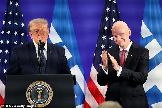 Los fanáticos critican a Gianni Infantino después de que el jefe de la FIFA se desmayara al ver a Trump en un intercambio “repugnante” con el presidente antes de la final de la Copa del Mundo.