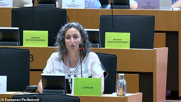 Una política del Sinn Féin se quejó de que no le permitían hablar en gaélico en el Parlamento Europeo, sólo para recurrir al inglés cuando le dijeron que podía hacerlo.