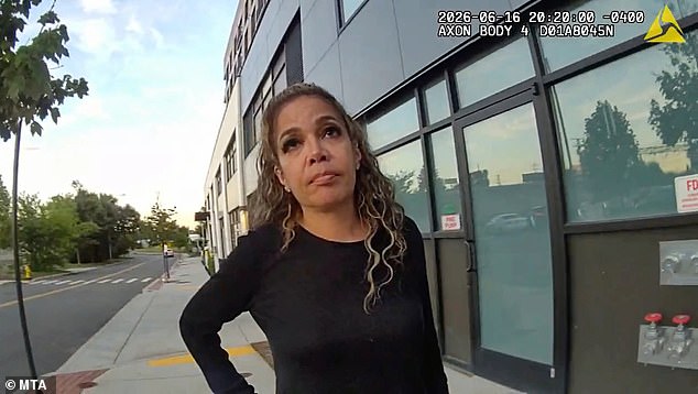 El nombre de Sunny Hostin cae mientras la momia sonriente intenta sacar al niño del apuro con la policía.
