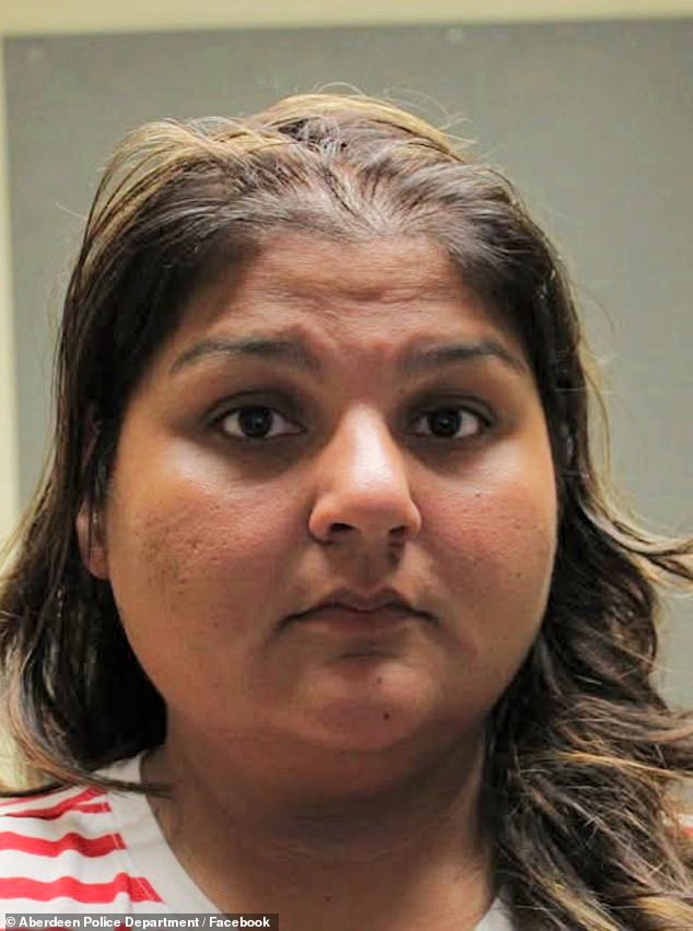 Mamá acusada de dejar a tres niños pequeños en un auto sin llave durante 40 minutos mientras compraba en Walmart