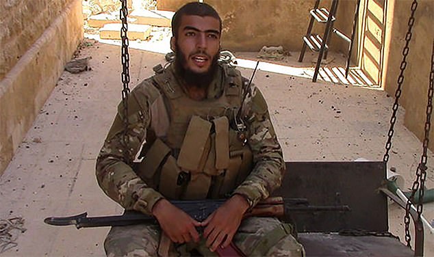 El hijo del clérigo del odio Abu Hamza ha lanzado un intento legal para regresar a Gran Bretaña después de haber sido acusado de luchar para Al Qaeda en Siria.