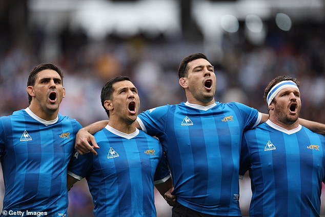Ahora los jugadores argentinos de RUGBY se burlan de Inglaterra tras la victoria en semifinales del Mundial: las estrellas rinden homenaje al uniforme ‘Mano de Dios’ en su inicio en el Campeonato de Naciones