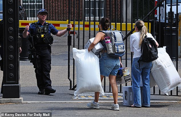 Se entregan almohadas y ollas en Downing Street mientras Andy Burnham se prepara para convertirse en el primer primer ministro británico que viaja diariamente al trabajo y divide su tiempo entre Londres y Manchester.