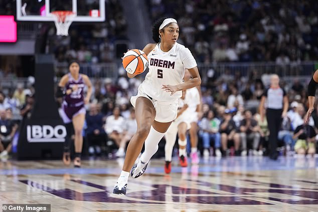 La WNBA se vio envuelta nuevamente en un escándalo cuando el entrenador en jefe se vio obligado a disculparse por el comentario de ‘especie’ de Angel Reese captado en un micrófono caliente.
