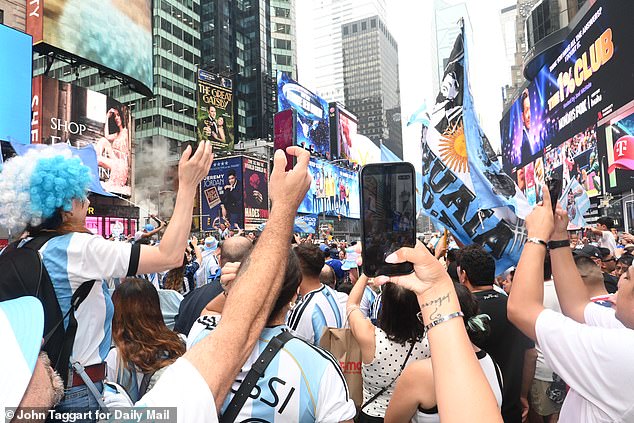 Los fanáticos argentinos provocan locas escenas de la Copa del Mundo en Nueva York mientras miles toman Times Square, a pesar de las inundaciones repentinas
