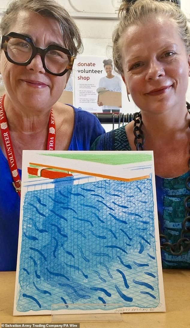 Una impresión firmada de David Hockney encontrada en un libro de una tienda benéfica se vendió por 41.000 libras esterlinas