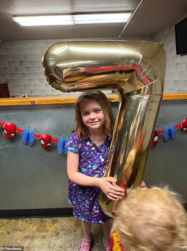 Una niña de 7 años queda desconsolada cuando nadie aparece en su fiesta de cumpleaños antes de que la ciudad intervenga para salvar el día.