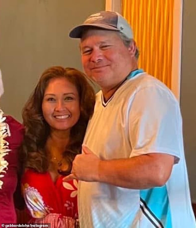 El hermano de Tulsi Gabbard fue arrestado por intentar atraer a niños a su habitación de hotel usando dinero en efectivo y chicle.