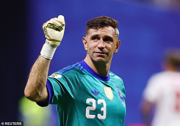 Emiliano Martínez revela que jugó con un dedo roto “extremadamente doloroso” durante todo el Mundial, pero ignoró los consejos sobre la cirugía