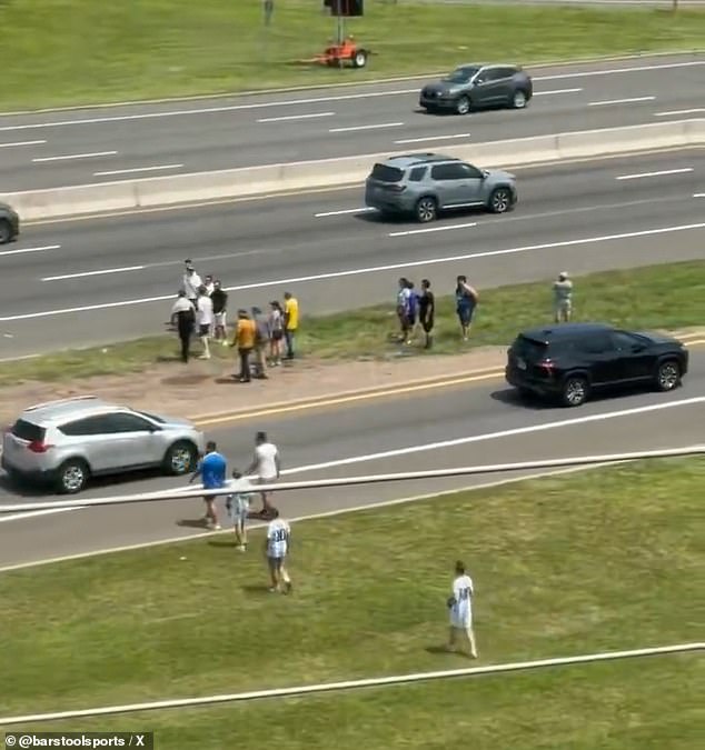 Los fanáticos de la imbécil Argentina corren por la autopista TEN LANE en un intento desesperado por llegar a tiempo a la final de la Copa del Mundo mientras viaja a través del infierno.