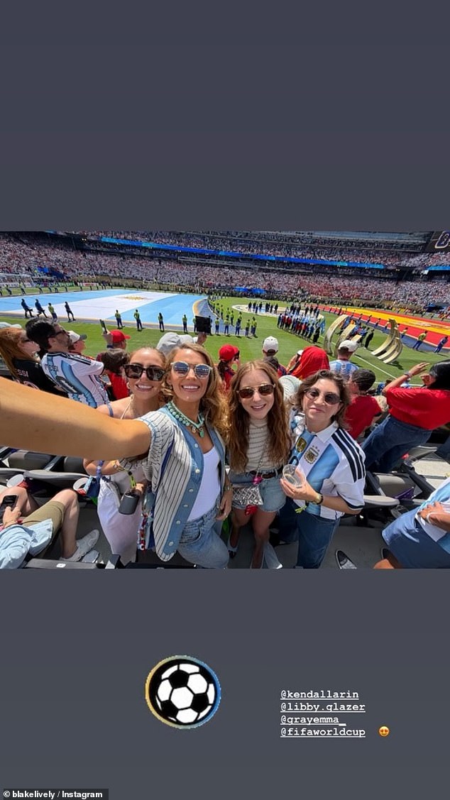 Blake Lively se revela cuando aparece en la final de la Copa del Mundo después de huir del país después de la boda de Taylor Swift.