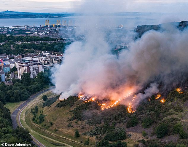 Los incendios forestales arrasaron Arthur’s Seat y los bomberos lucharon contra las llamas en todo el país mientras las temperaturas alcanzaban los 27 ° C.