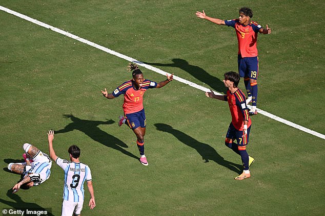 Los aficionados españoles lanzan gritos sarcásticos de ‘Infantino’ al presidente de la FIFA tras la controvertida anulación del gol de Nico Williams, en medio de acusaciones ‘falsas’ del Mundial
