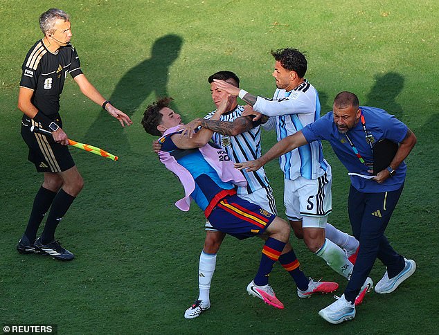La final del Mundial se convierte en violencia tras el silbato del árbitro mientras los jugadores de España y Argentina se enfrentan en feas escenas