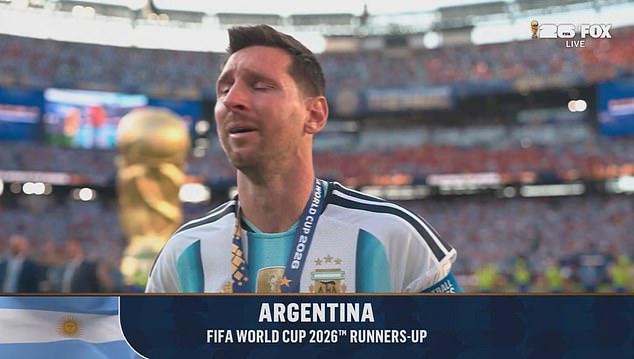 Angustiado Lionel Messi rompe a llorar cuando su carrera en la Copa del Mundo termina en una desgarradora derrota ante España.