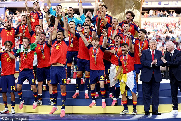 Donald Trump ignora el llamado del presidente de la FIFA a abandonar el escenario y se une torpemente al levantamiento final del trofeo en España
