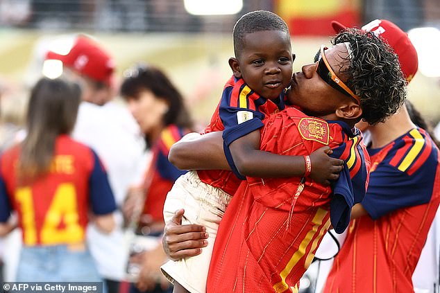 El adorable hermano de tres años de Lamin Yamal vuelve a robarse el espectáculo mientras comparte un momento conmovedor con el ganador de la Copa del Mundo en la cancha.