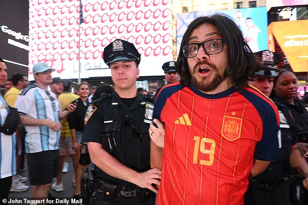 La policía de Nueva York arresta a fanáticos españoles en Times Square mientras los ganadores de la Copa del Mundo causan una matanza: miles de personas acuden al lugar emblemático de Nueva York para una fiesta que dura toda la noche
