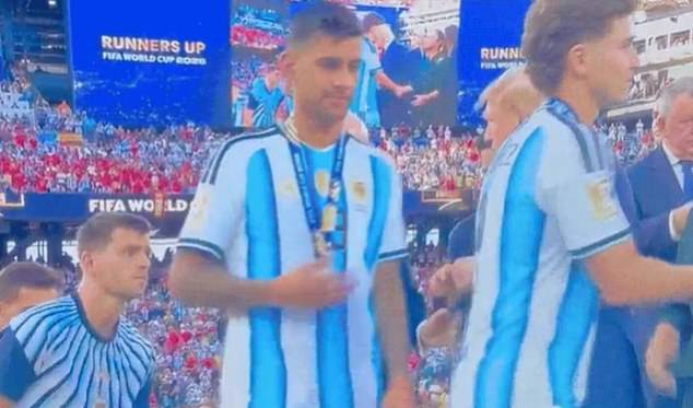 El defensa argentino y del Tottenham, Cristian Romero, desprecia a Donald Trump tras ganar la medalla de subcampeón del mundo
