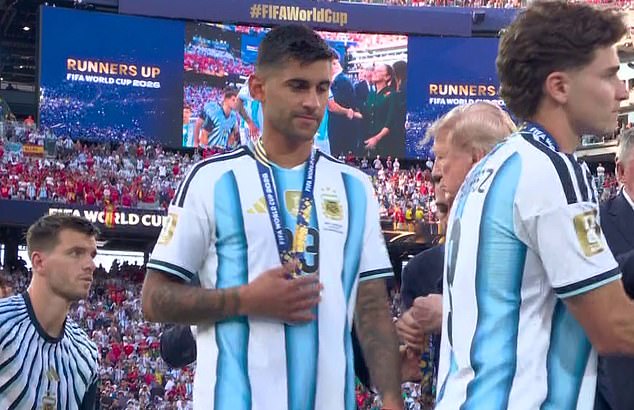 El defensa de Argentina y Tottenham, Christian Romero, desprecia a Donald Trump después de recoger la medalla de subcampeón del mundo