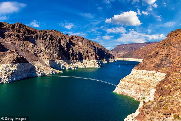 Los niveles en el emblemático embalse del lago Mead podrían caer 33 pies en dos años, provocando advertencias de sequía apocalípticas
