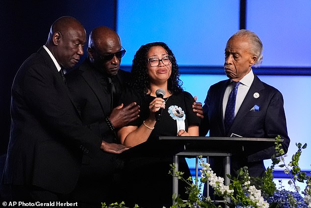 Al Sharpton y Tyler Perry Nolan Wells ofrecen una recompensa de 100.000 dólares por los arrestos cuando unos padres afligidos hacen estallar a la policía de Mississippi.