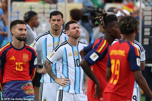 Gary Neville da un veredicto condenatorio sobre la última participación de Argentina en la Copa Mundial… ¡y dice que sin Lionel Messi no habrían llegado allí! “Si parece mierda y huele a mierda, ¡es mierda!”