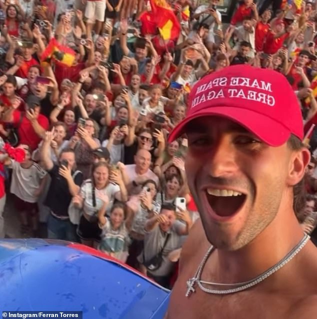 El héroe español de la Copa del Mundo, Ferran Torres, rinde homenaje a Donald Trump durante el desfile de bienvenida después de la saga de levantamiento de trofeos del presidente.