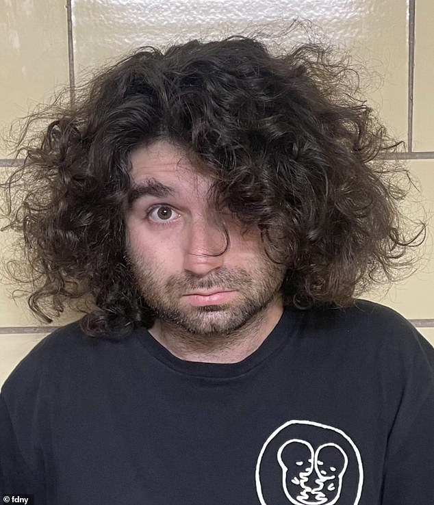 Hombre ‘peligroso’ arrestado por prender fuego a un autobús escolar en Times Square durante la caótica celebración de la final de los Knicks