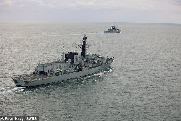 Un buque de guerra ruso realiza ejercicios de guerra con fuego real en Plymouth mientras los militares británicos y franceses rastrean a una fragata a través del Canal de la Mancha.