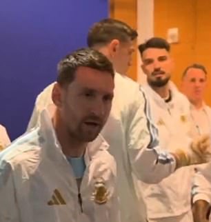 Imágenes inéditas del extraño discurso edificante de Lionel Messi después de la final de la Copa del Mundo se vuelven virales cuando momentos antes del inicio le dice a las nerviosas estrellas argentinas que “se relajen y se olviden de todo”.