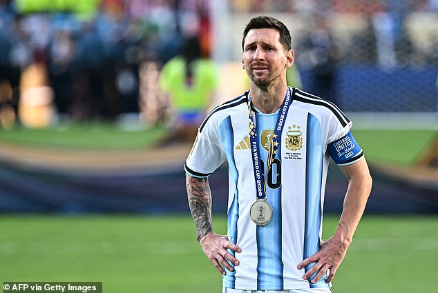 La humillación total de Lionel Messi al descubierto: su esposa perdida y llorando como un bebé mientras sus matones argentinos se deshonraban… cómo esta Copa del Mundo expuso la vergüenza mágica negra de KOZZA