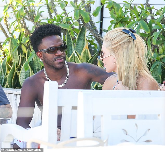 La estrella de la Copa del Mundo Vinicius Jr lleva su PDA con su deslumbrante novia en Río de Janeiro mientras celebra el éxito de su cirugía de mentón en unas lujosas vacaciones.