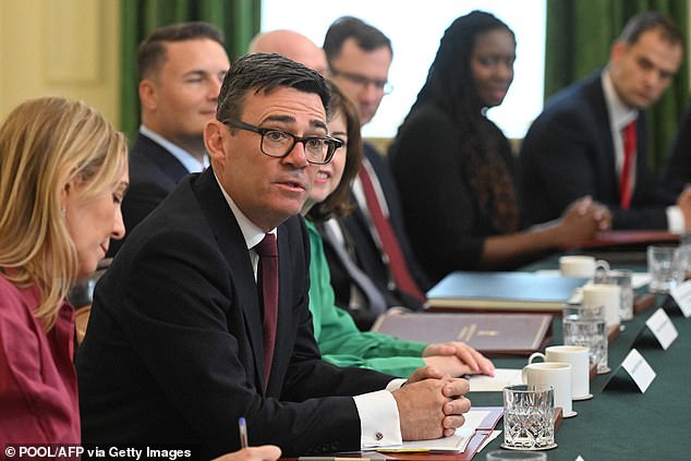 Las tarifas de autobús en Inglaterra tendrán un límite de £ 2 a partir de principios del próximo año, y Andy Burnham anunció una donación de £ 500 millones.