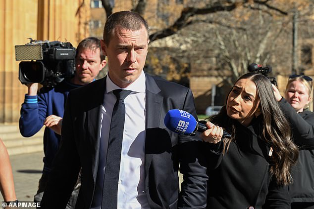 Al caído en desgracia Rohan Dennis se le prohíbe caminar por la escuela primaria de sus hijos, apenas unos días después de que se declarara culpable de conducir con prohibición.